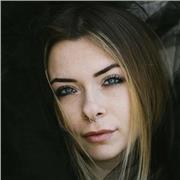 Insegnante di canto specializzata in canto multi-stilisto impartisce lezioni di canto presenziali (solo su Roma) e online